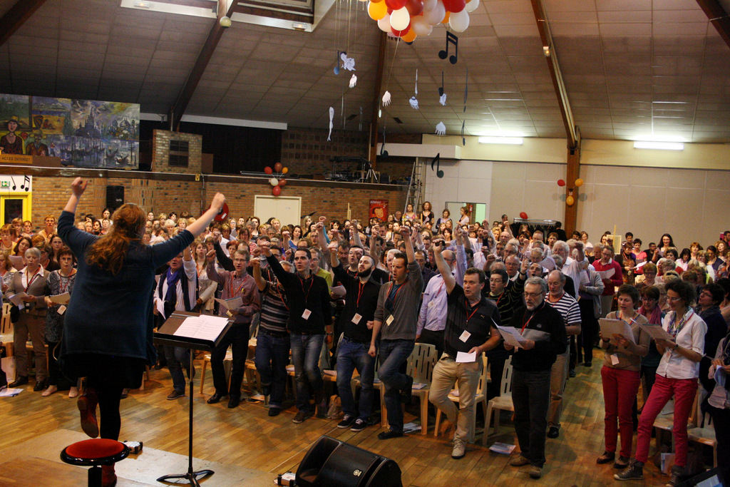 Un grand groupe réuni pour chanter à Samois-sur-Seine