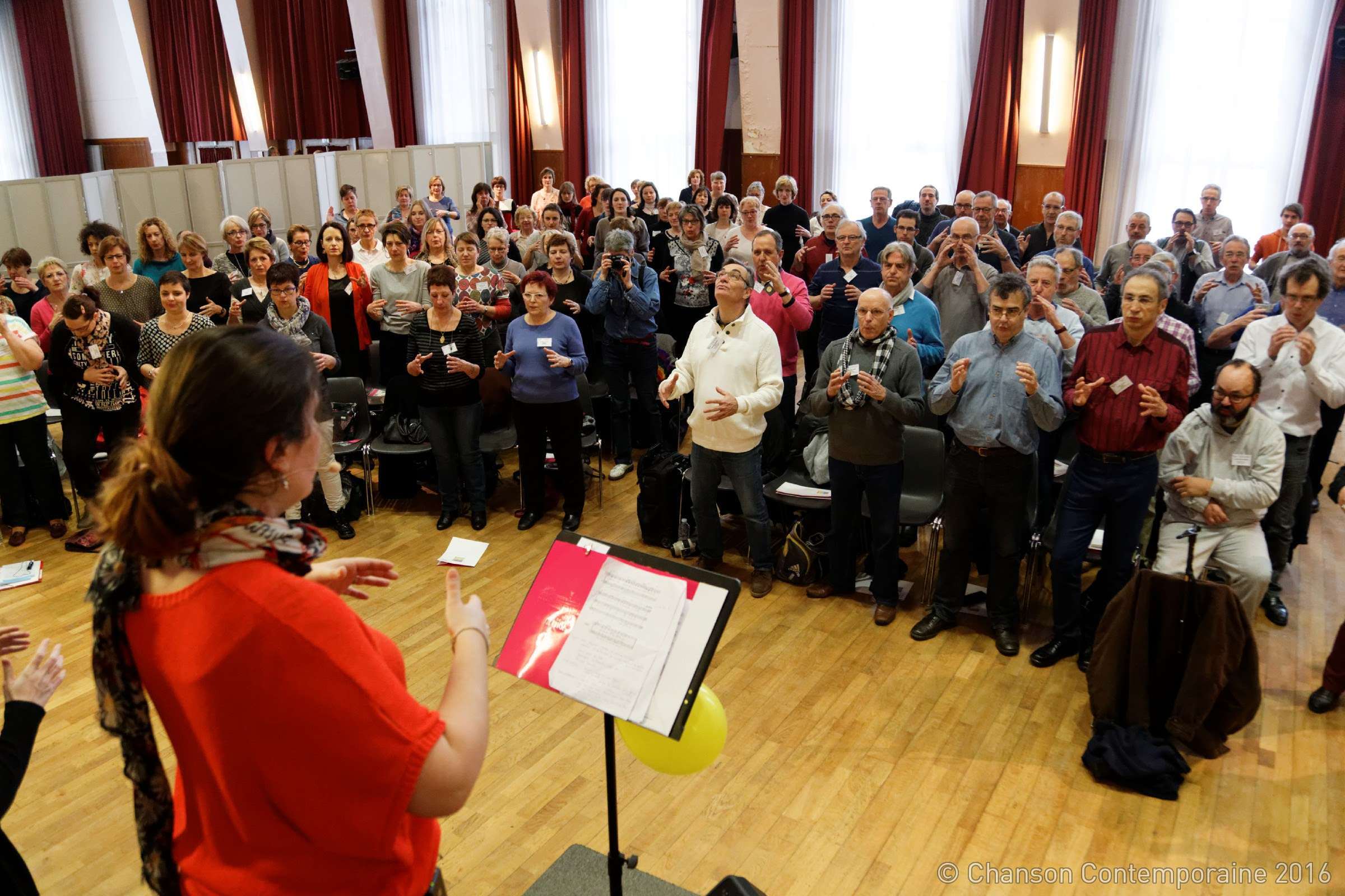 Des choristes participant à un atelier collectif