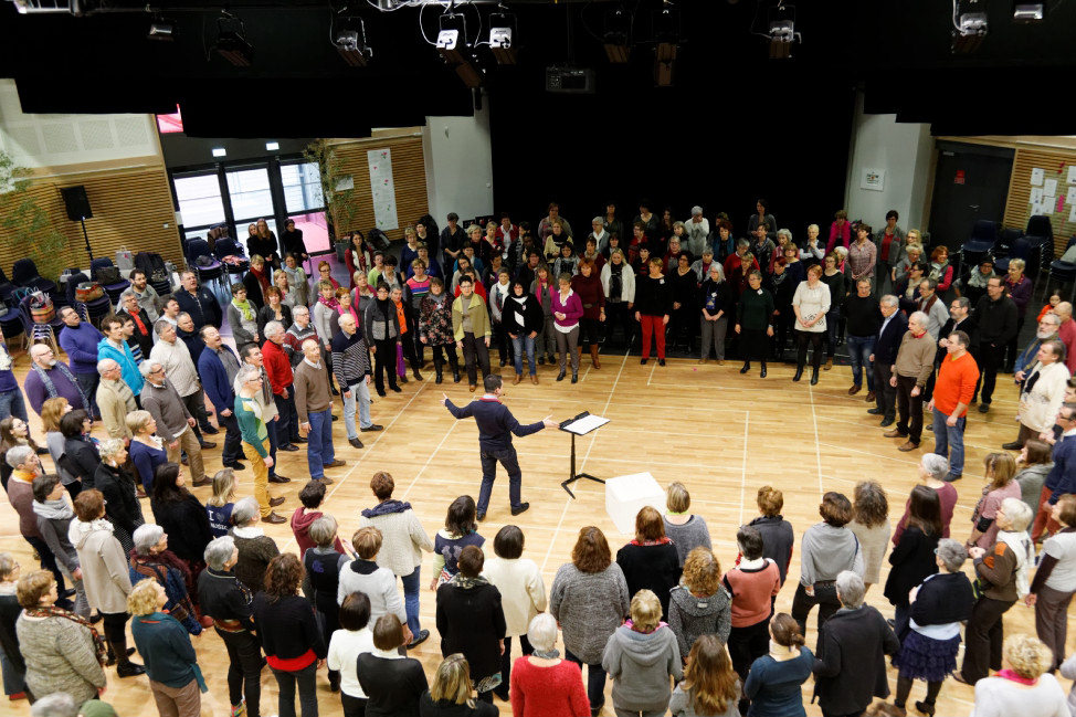 Un grand cercle de choristes pendant un atelier