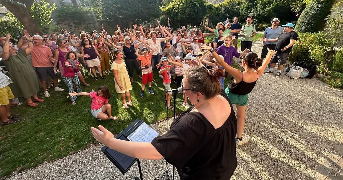 Petits et grands réunis pendant Bande Organisée à Joigny