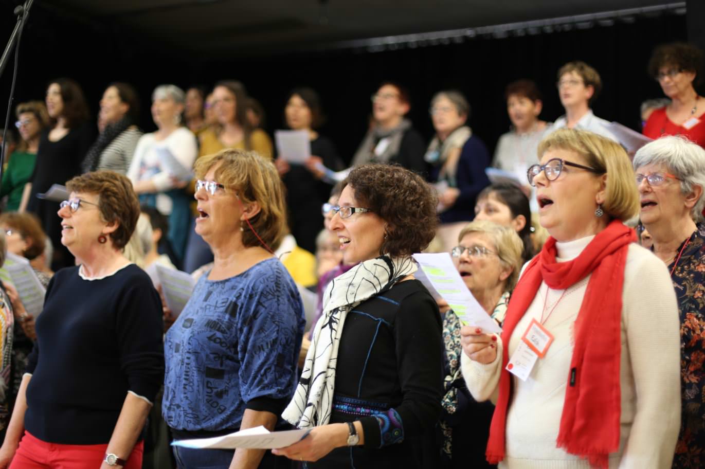 Des choristes interprétant ensemble un répertoire de chanson