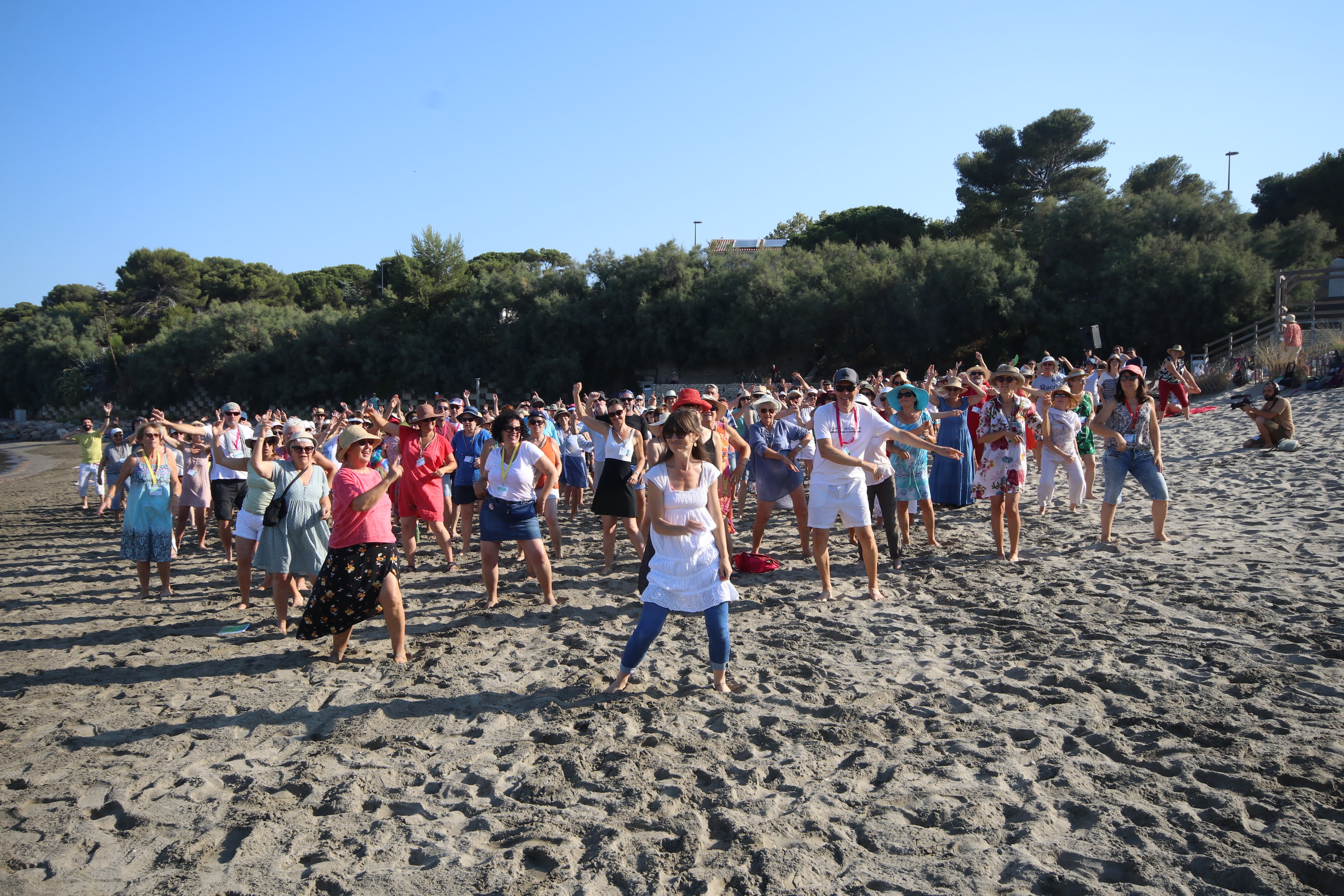 Des choristes réunis sur la plage à Sète