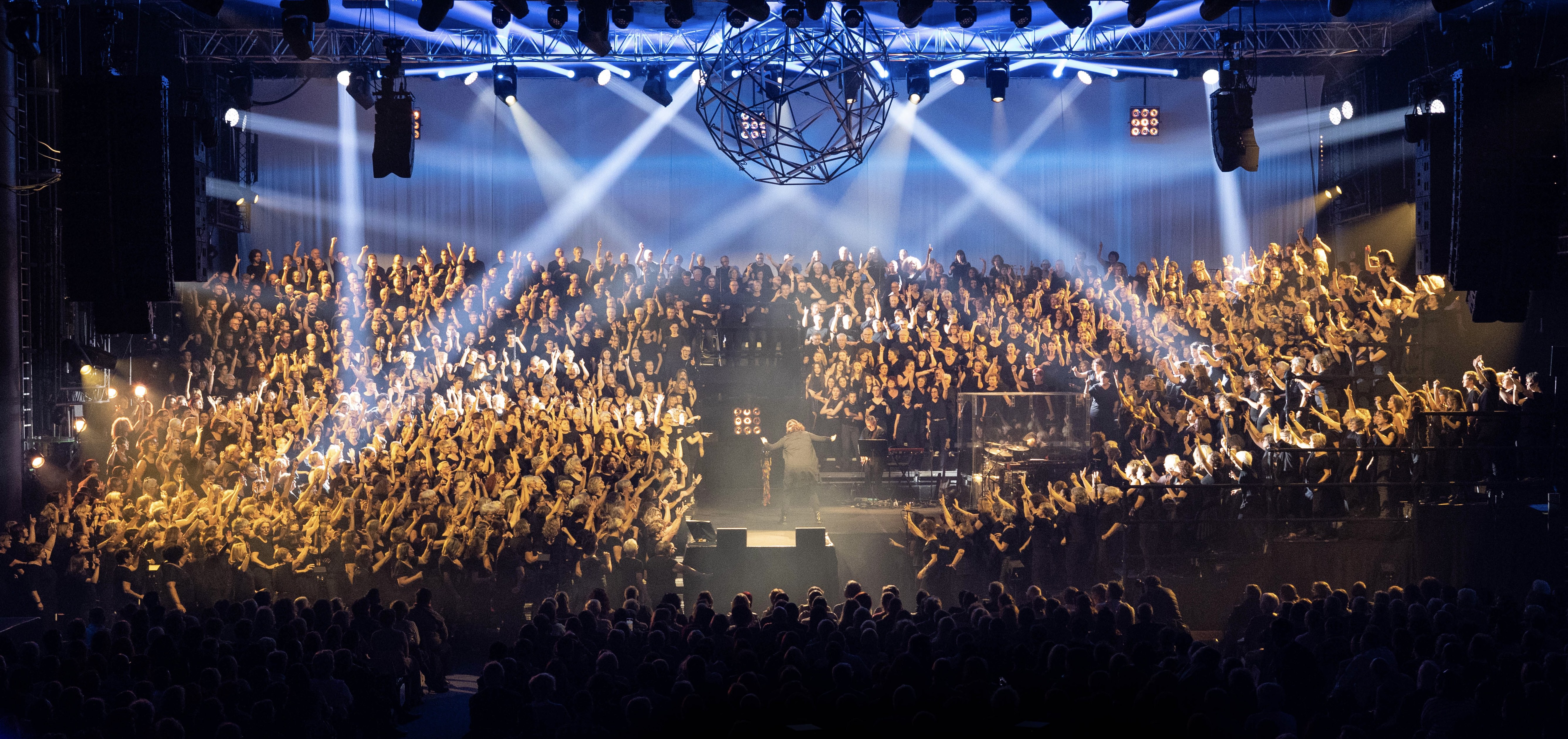 Vue panoramique du Grand Choral réuni sur scène